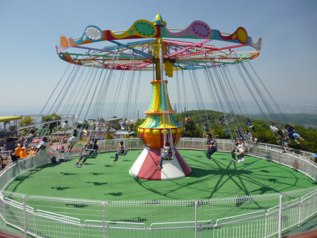 新アトラクション「チェーンタワー」「スインギングベア」が生駒山上