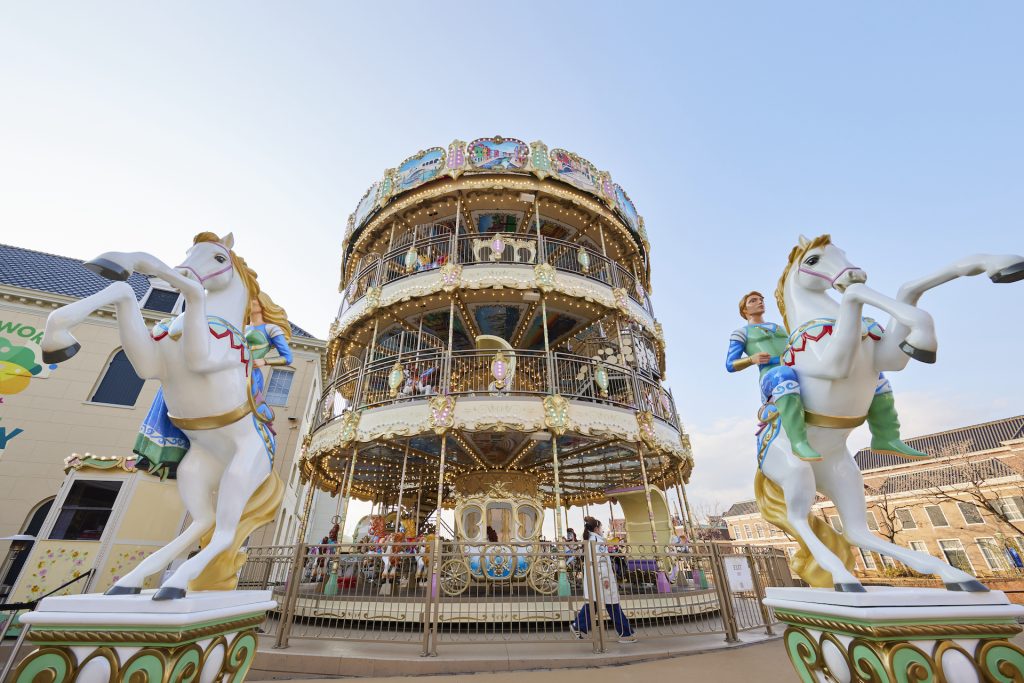 日本初の3階建メリーゴーランド「スカイカルーセル」 - シーキュー